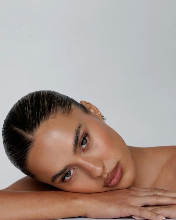 Peach Fuzz & Makeup: Why Foundation Looks Cakey (And Fixes)